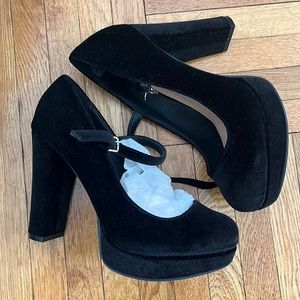 New, never worn Mary Jane pumps size 7.5 W